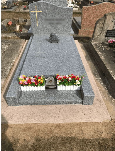 Monuement Estrella avec stèle en gris du Tarn, cimetière dans la Nièvre (58)